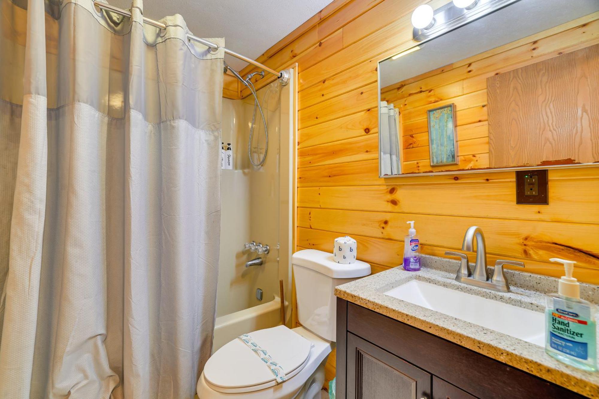 Lakefront With Hot Tub 6 Mi To Resort! Holiday home White Haven